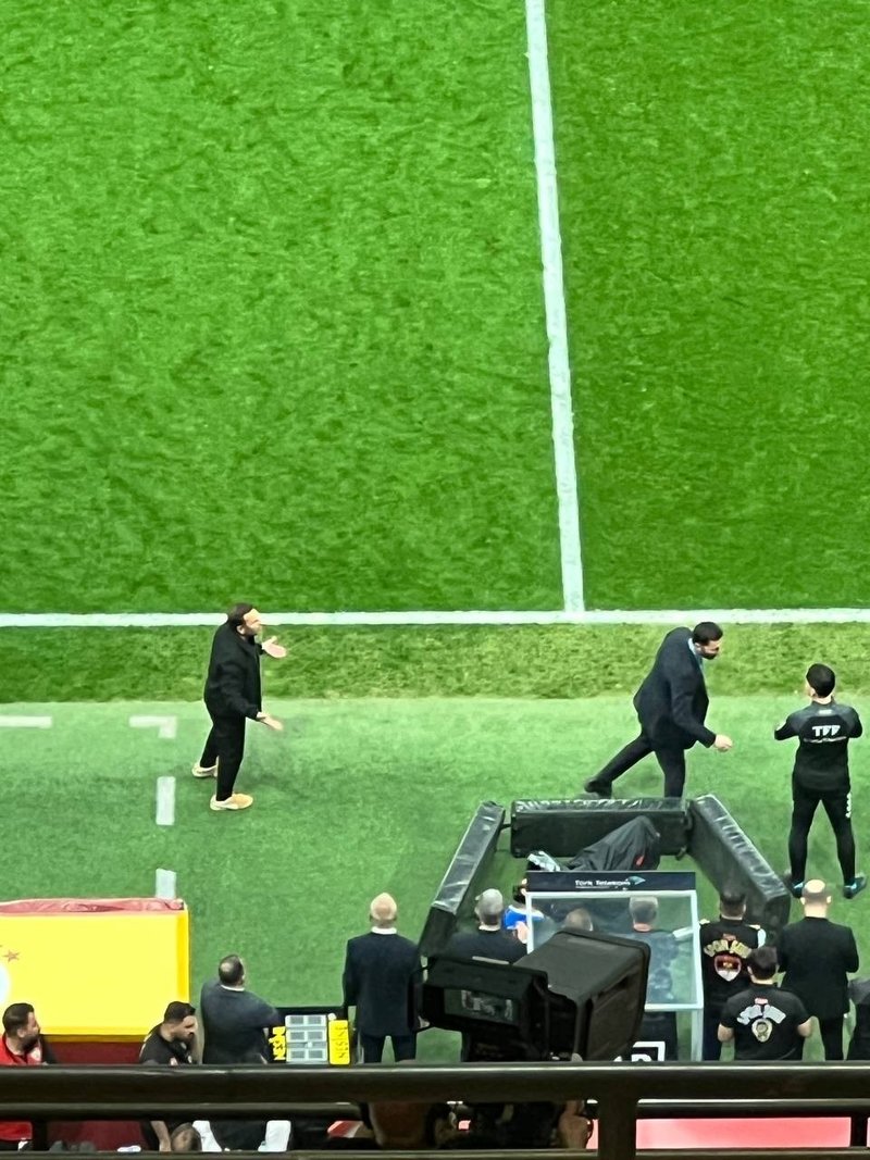 okan-buruktan-hakeme-tepki-antalyasporlu-futbolcu-oyundan-cikarken-1778348811740.jpeg