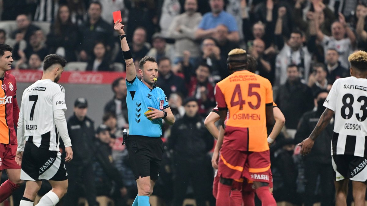 Eski hakemler Beşiktaş - Galatasaray derbisini yorumladı! Verilen kırmızı kartlar doğru mu? Eski hakemler Beşiktaş - Galatasaray derbisini yorumladı! Verilen kırmızı kartlar doğru mu?