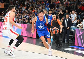 A. Efes sahasında Olympiakos'u devirdi!