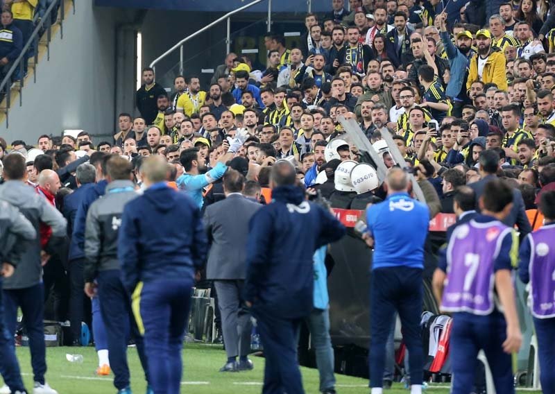 İşte derbide ekranlara yansımayan olay kareler...