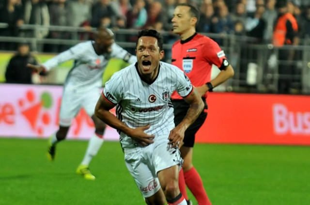 Adriano attı sosyal medya çalkalandı