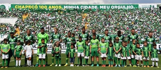 Chapecoense gözyaşlarıyla sahada
