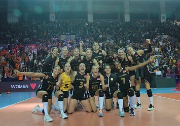 Derbiyi kazanan VakıfBank finalde!