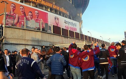 Trabzonspor taraftarı, derbi öncesi RAMS Park’a geldi