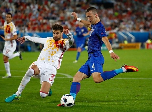 İspanya Pique’nin el hareketini konuşuyor