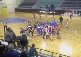 Basketbol maçında yumruklar konuştu