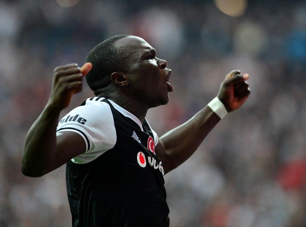 Talisca ve Aboubakar Ada yolcusu