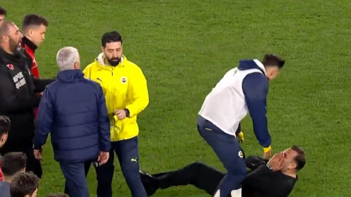 Mourinho'nun Buruk'a hareketi dış basında yer buldu! Son dakika olarak verdiler Mourinho'nun Buruk'a hareketi dış basında yer buldu! Son dakika olarak verdiler