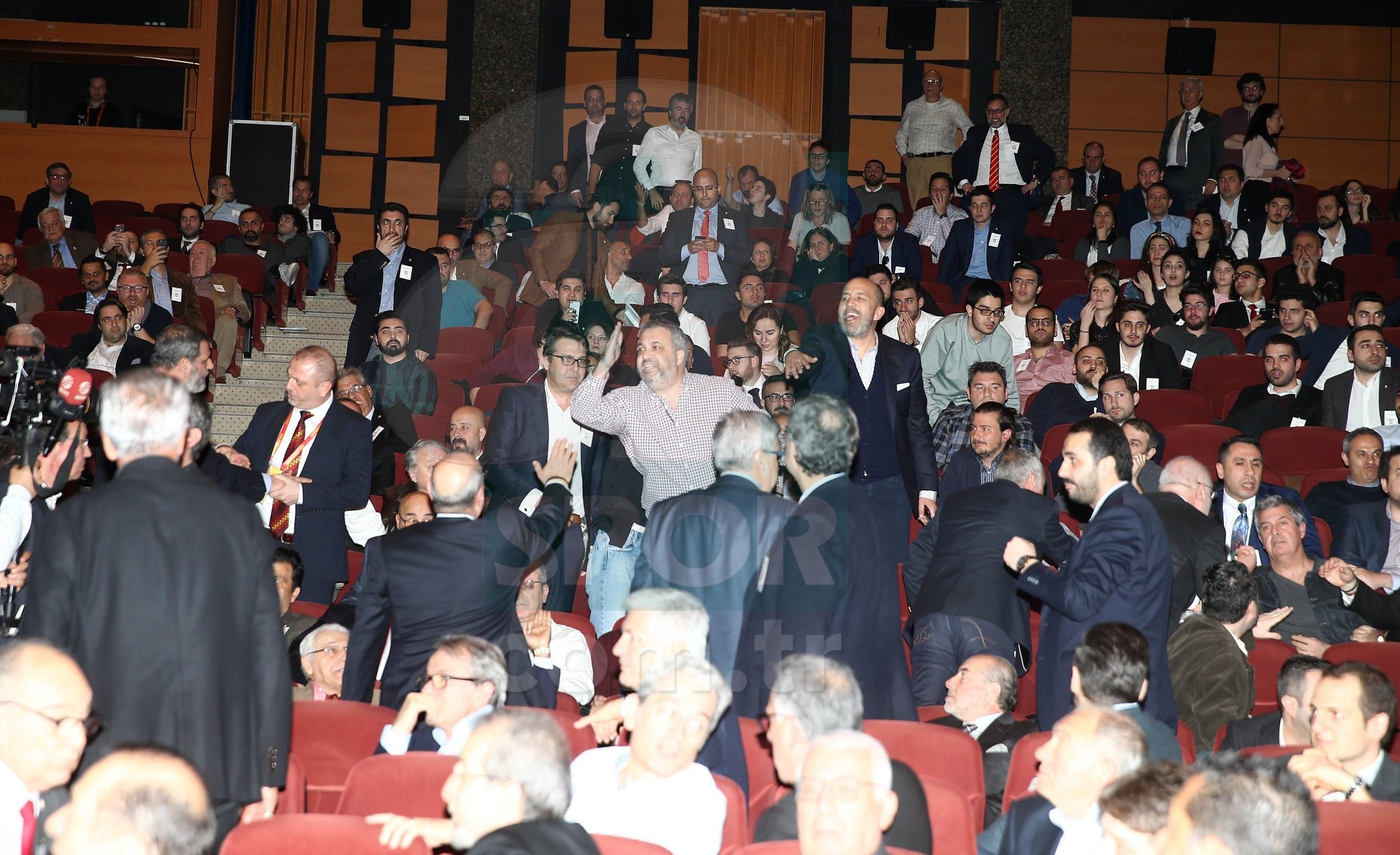 Galatasaray genel kurulunda kavga