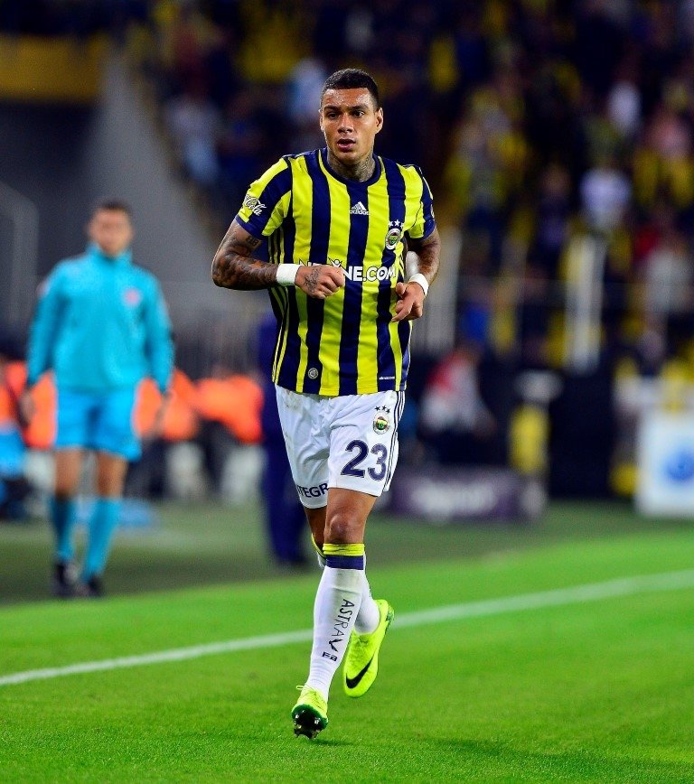 Van der Wiel küfür etti, yumruğu yedi!