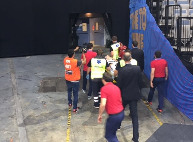 Milli oyuncu hastaneye kaldırıldı