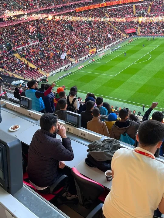 Depremzede çocuklar 23 Nisan'da Galatasaray - Fatih Karagümrük maçını tribünden izledi - 1