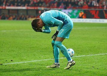 Bundesliga’da kaleciye çakmak atıldı, maç uzun süre durdu!