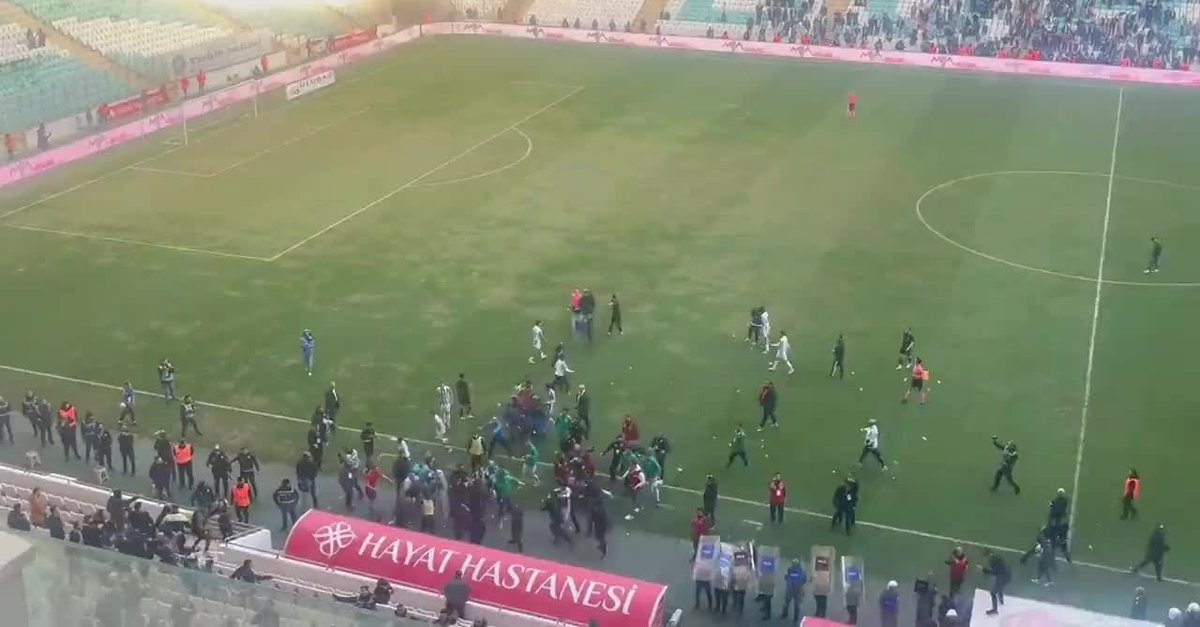 Bursaspor - Diyarbekir Spor maçında ortalık karıştı!