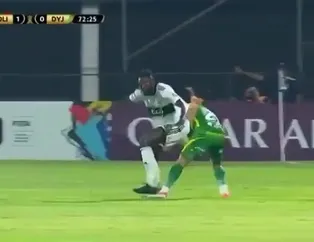 Adebayor'dan insanlık dışı faul