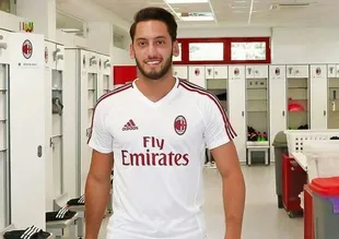 Hakan Çalhanoğlu resmen Milan'da