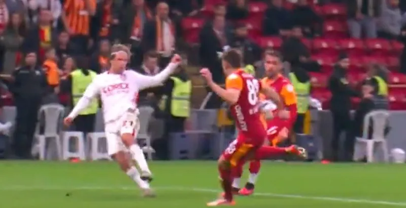 Galatasaray-Samsunspor maçında tartışmalı pozisyon! Hakem 'devam' dedi - 2