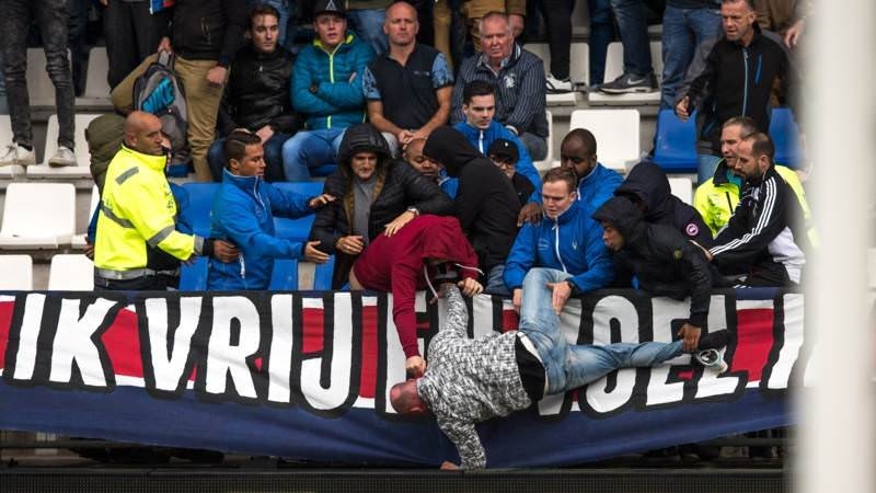 Önce dövdüler sonra tribünden attılar!