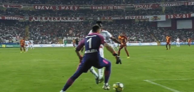 Muslera, Eto’o’yu yine çalımladı