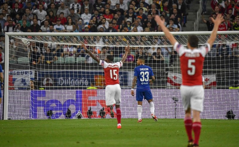 Bakü’de Mesut Özil’e Fenerbahçe mesajı