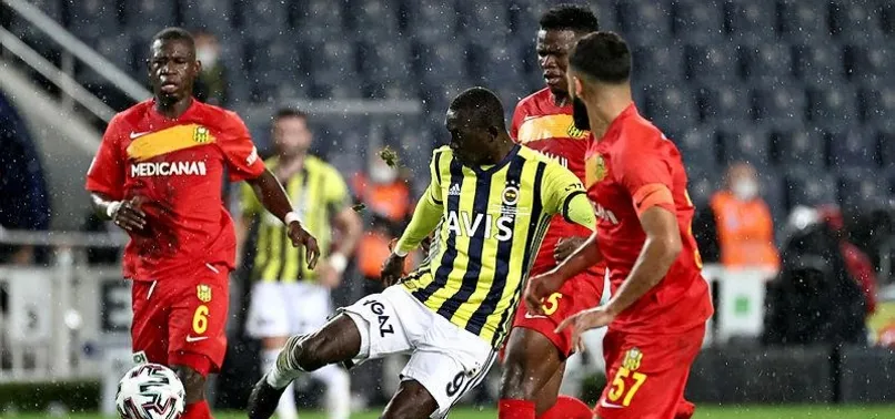Fenerbahçe'de Cisse direğe takıldı