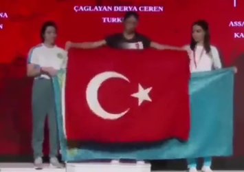 Milli sporcudan Kazak sporculara Türk bayrağıyla cevap