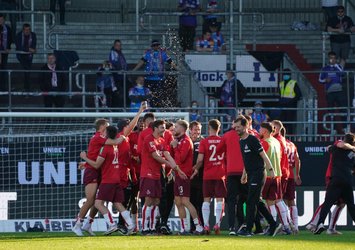 Köln Bundesliga'da kaldı!