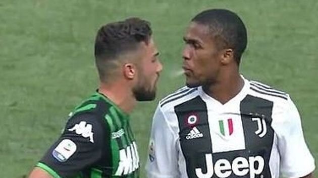 Douglas Costa çıldırdı! Dirsek, kafa, tükürük...