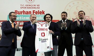Başkan Erdoğan Larkin'e milli takım forması hediye etti
