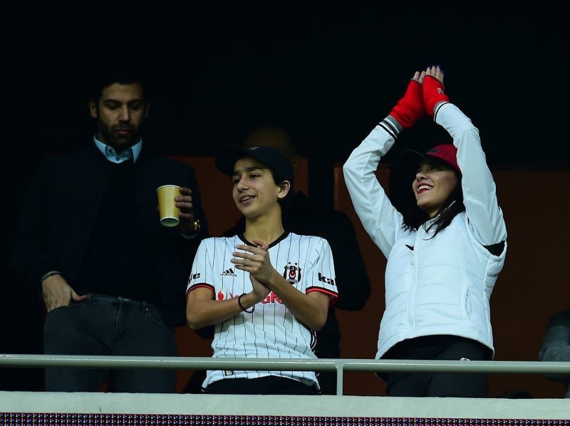 Şükran Ovalı, üçlü çektirdi