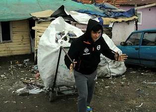 Şampiyon Kadir, kağıt toplamaya devam ediyor