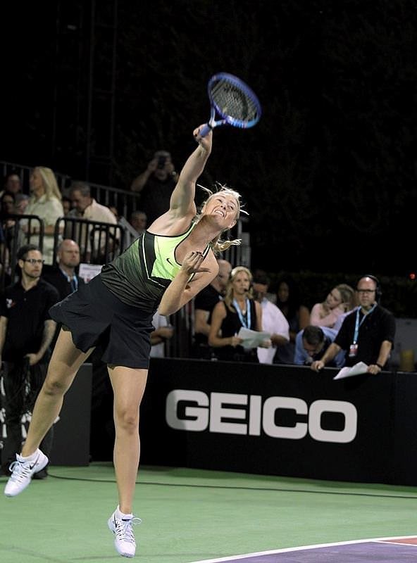 Ve Sharapova korta çıktı