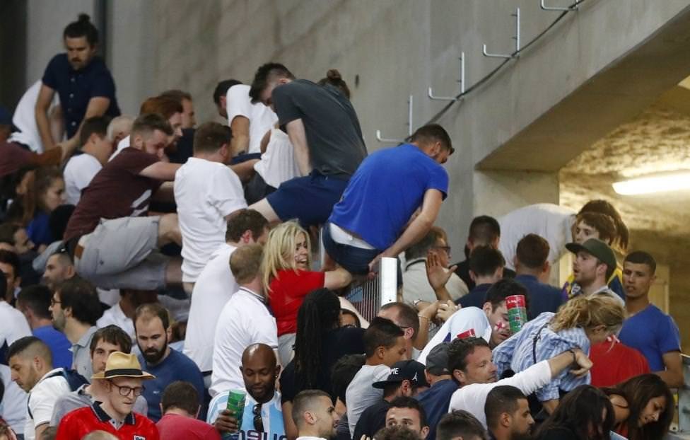 EURO 2016’ya leke düşüren holiganlar!