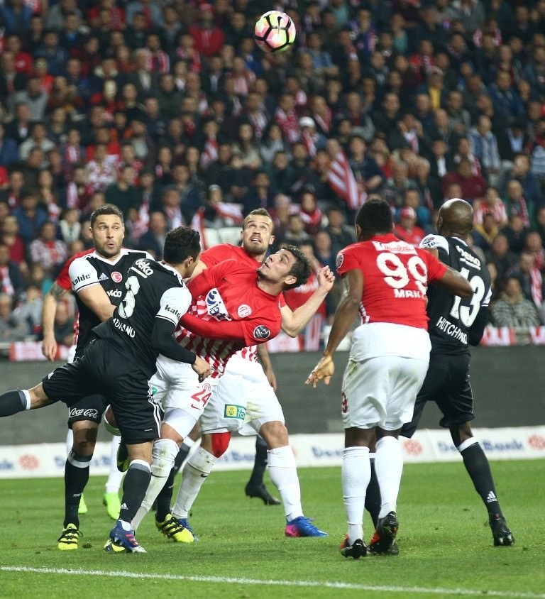 Antalyaspor-Beşiktaş karşılaşmasından kareler
