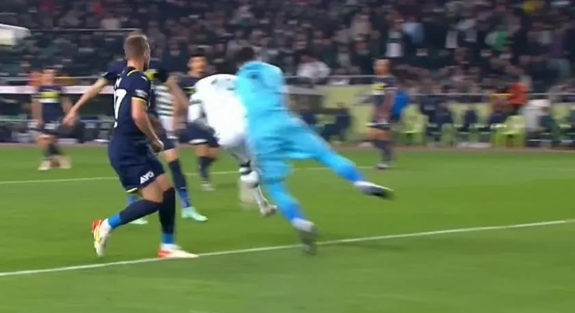 FENERBAHÇE HABERLERİ - Altay Bayındır Konyaspor maçında sakatlanarak oyundan çıktı! Gözyaşlarını tutamadı... - 3