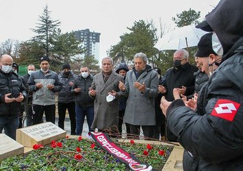 İlhan Cavcav kabri başında anıldı