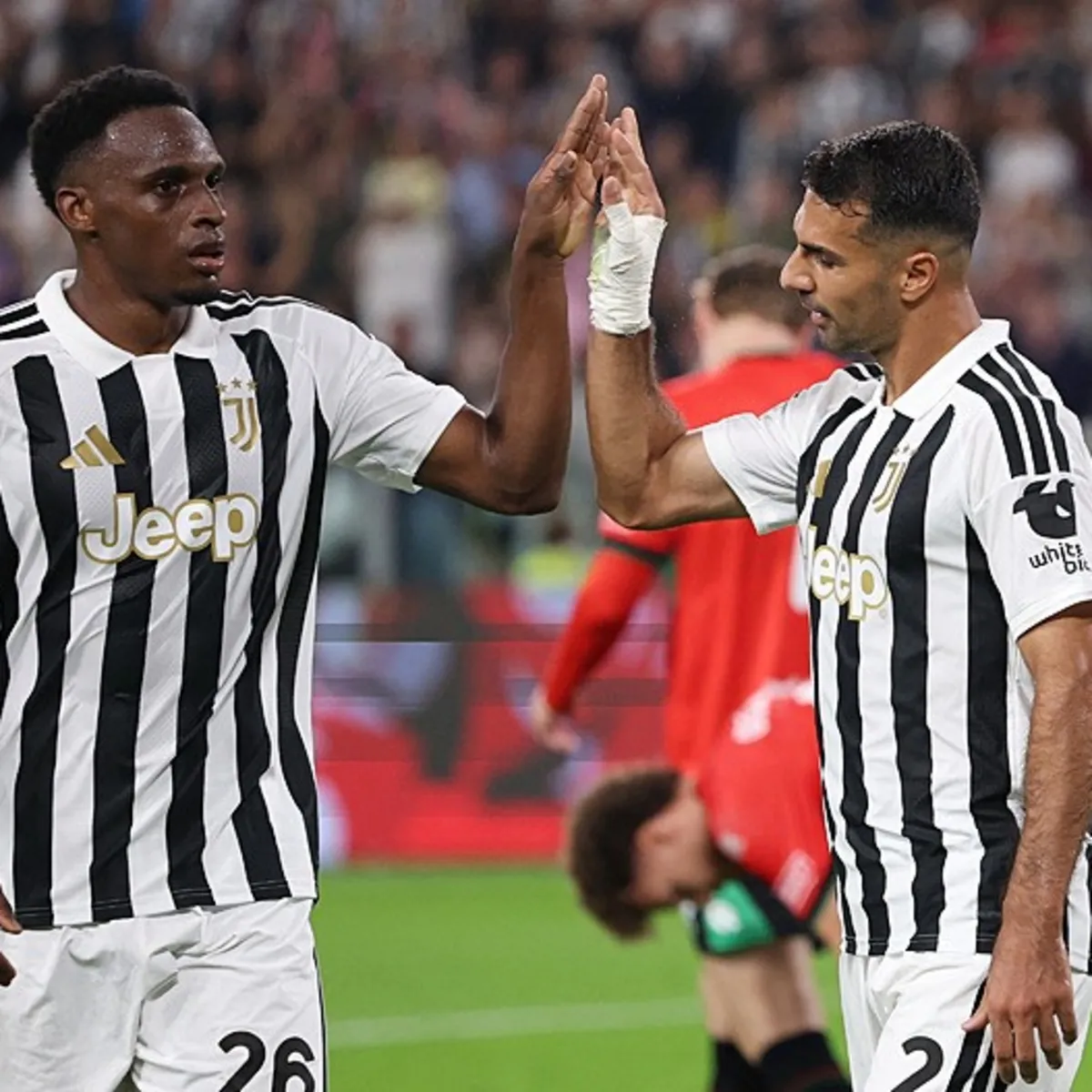 Zeki Çelik attı Juventus farklı galibiyetle zirveye yerleşti!