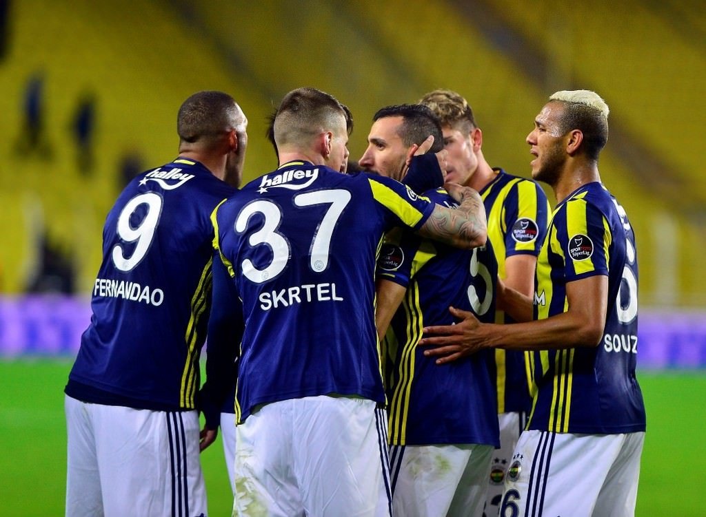 Fenerbahçe-Adanaspor karşılaşmasından kareler