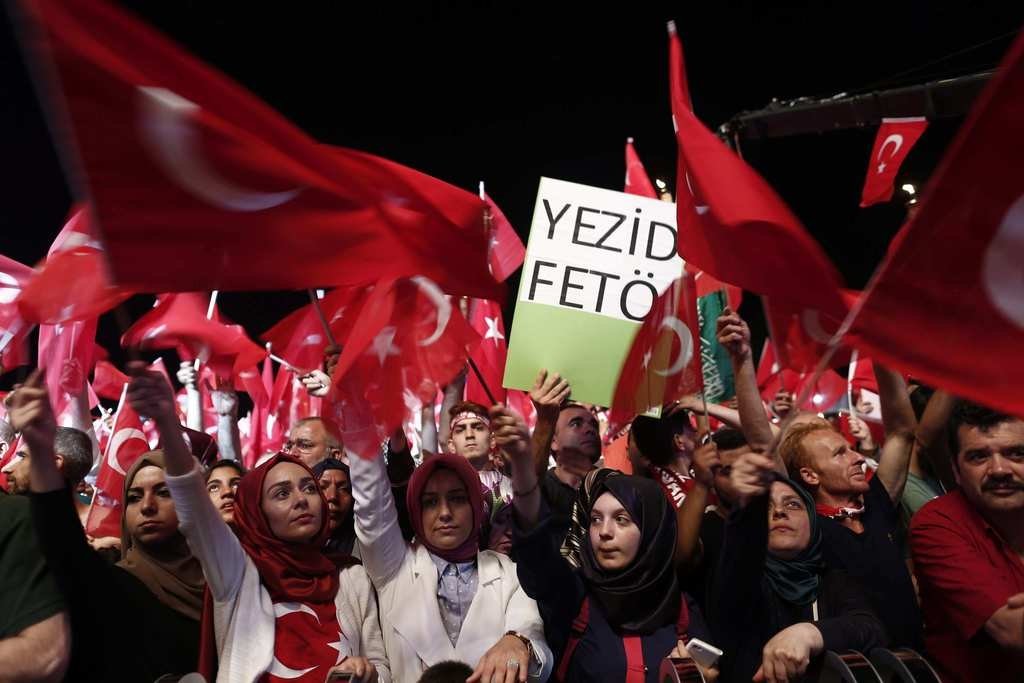 Milyonlar demokrasi nöbetinde