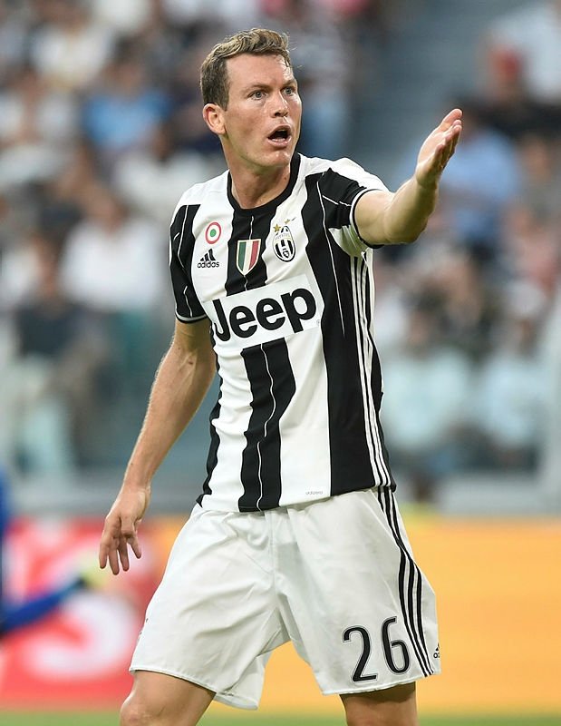 Beşiktaş için sağa iki isim: Stephan Lichtsteiner ve Zeki Çelik