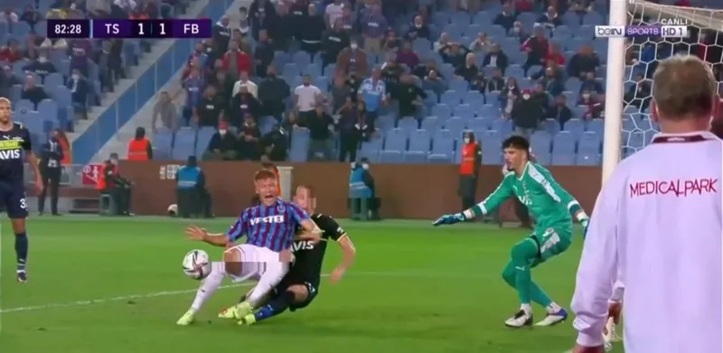 Trabzonspor Fenerbahçe maçında VAR sonrası penaltı kararı! Szalai ve Cornelius... - 3