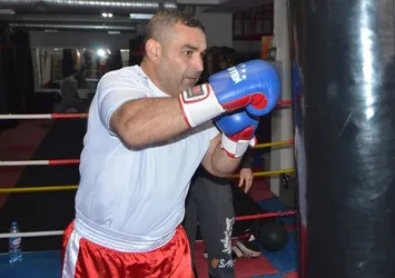 Türk Tyson kemerini bırakmadı