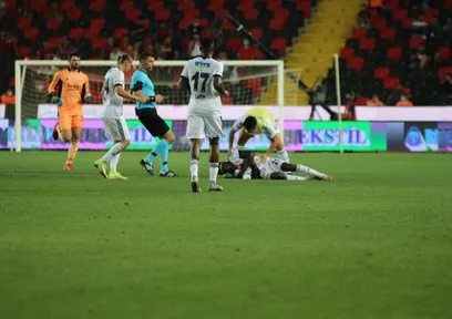 Son dakika spor haberi: Gaziantep FK - Beşiktaş maçında korkutan anlar! N'Sakala fenalaştı