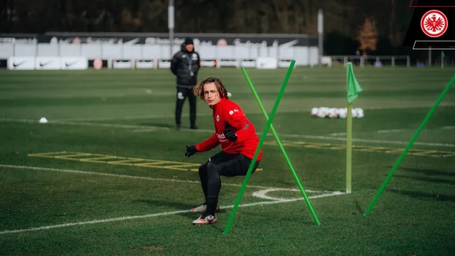 Son dakika spor haberi: Bursaspor ile yollarını ayıran Ali Akman Eintracht Frankfurt'ta ilk antrenmanına çıktı! - 1