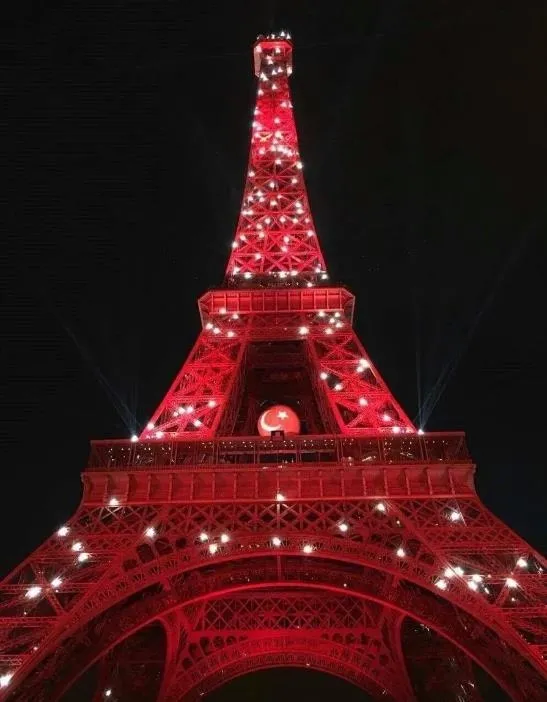 Eiffel Kulesi kırmızı beyaz oldu - 1