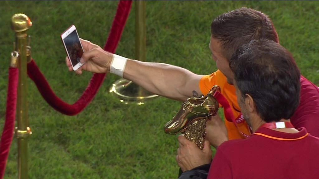 Aslan kupasını kaldırdı!