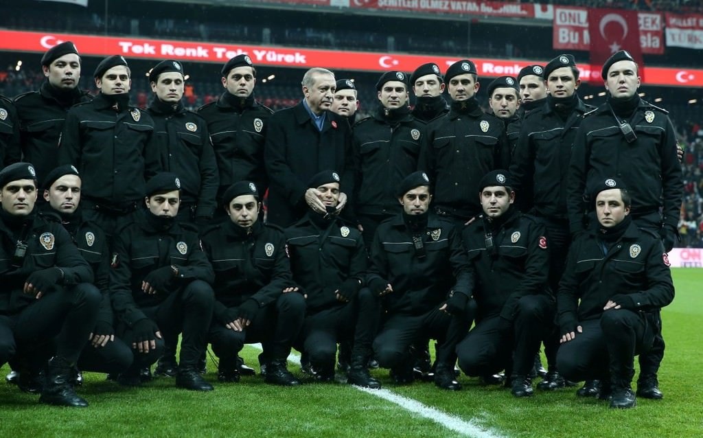 Yıldızlar teröre karşı sahaya indi