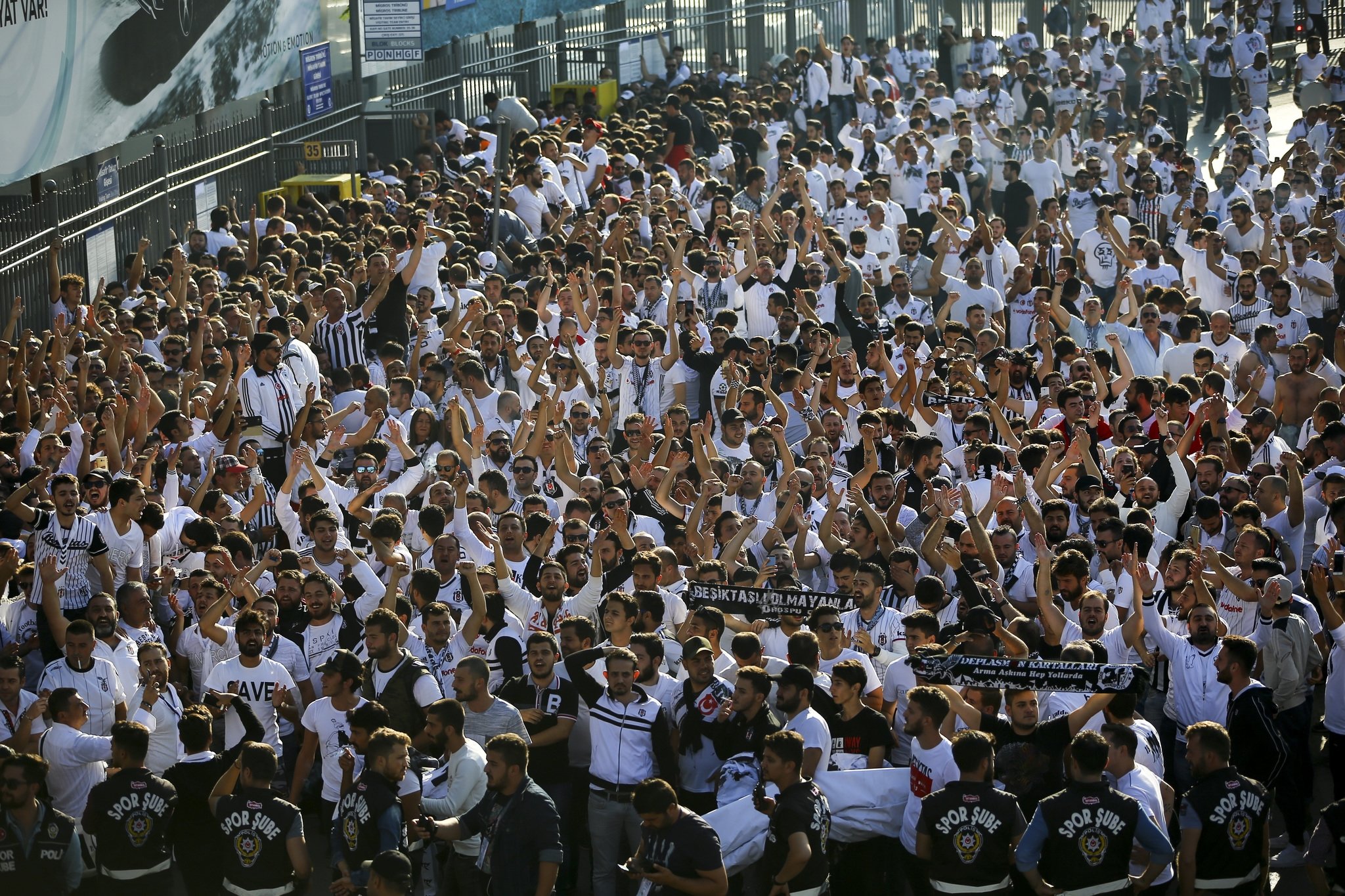 Kadıköy’de beyaz tribün!