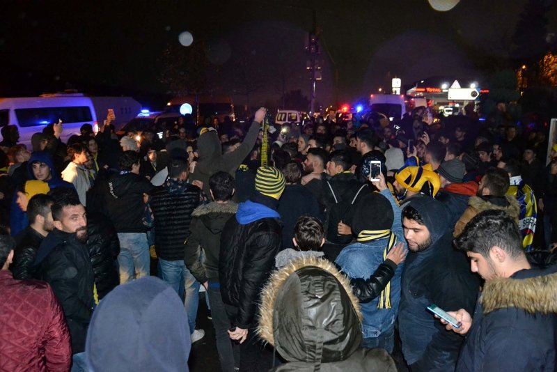 Fenerbahçe taraftarı Ersun Yanal için Samandıra’da