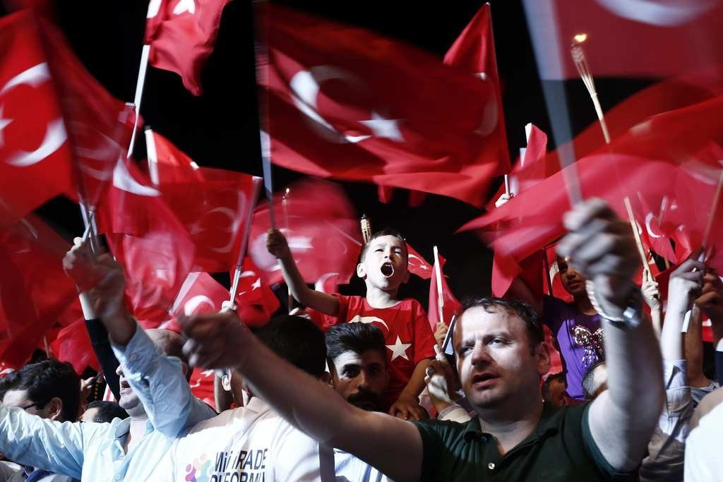 Milyonlar demokrasi nöbetinde